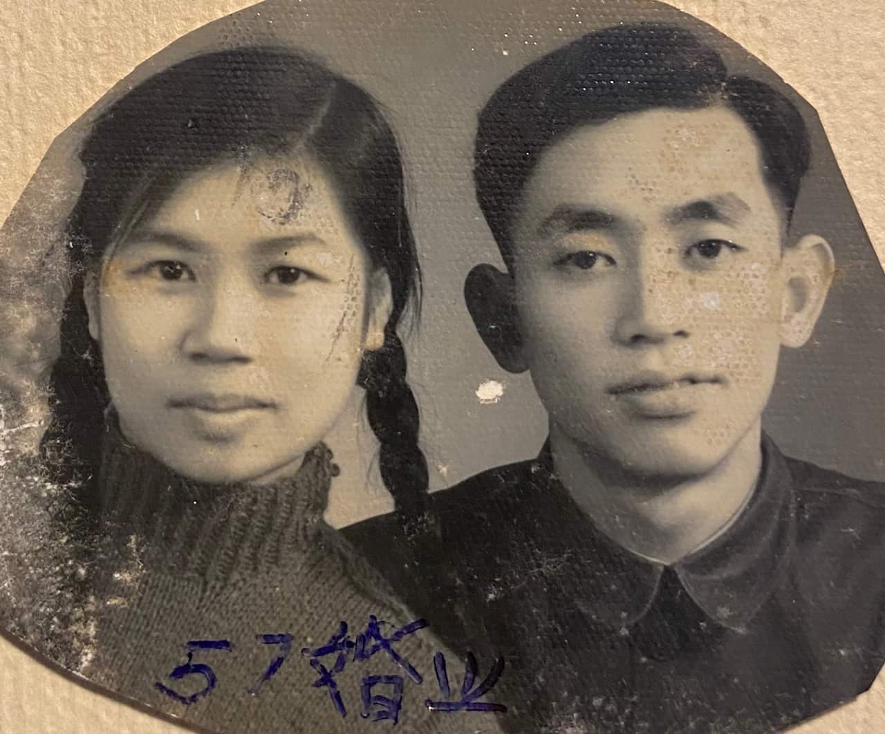爸爸媽媽結婚半年後就被打成右派.jpg