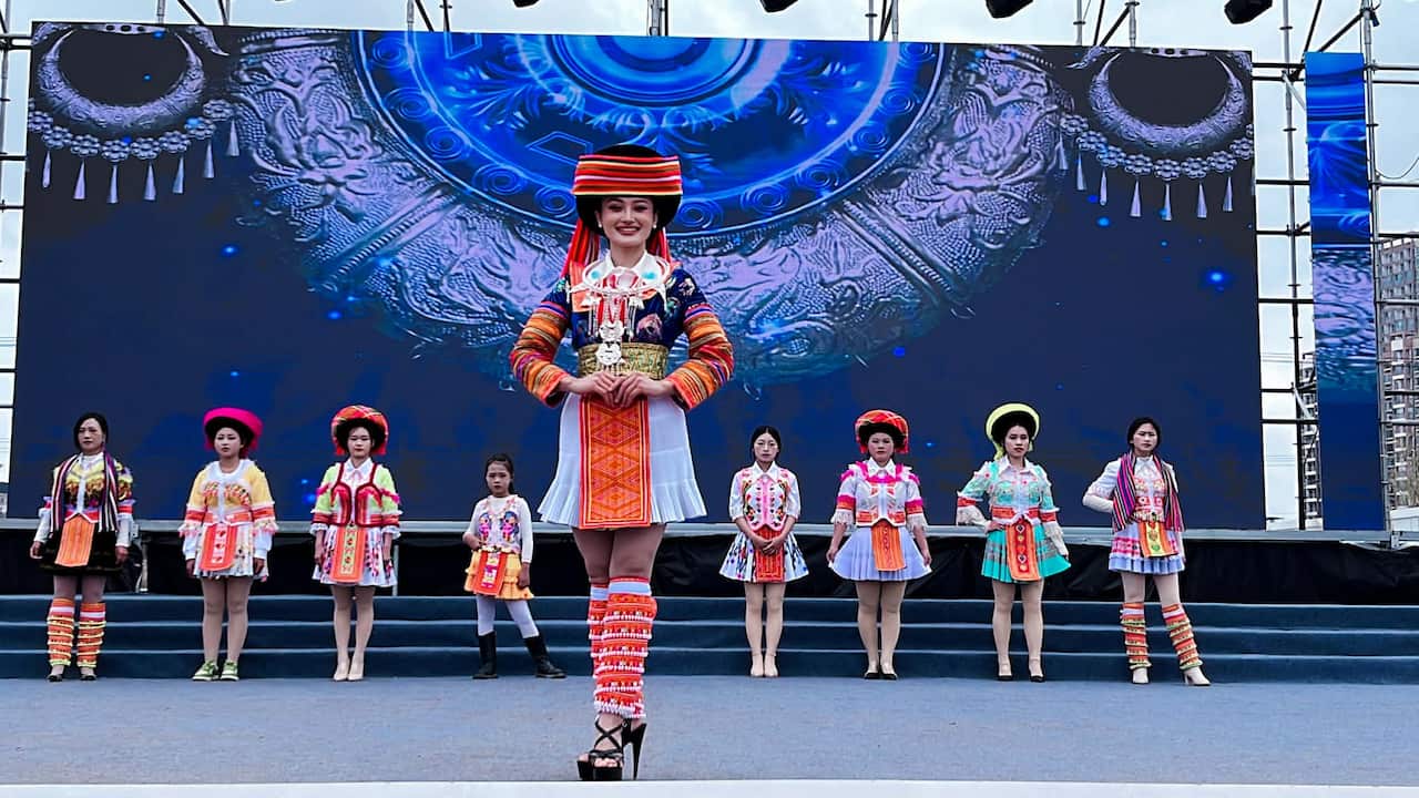 Hmoob Suav sib tw ntxhais nkauj ntsuab, Paj Yeeb Ntsha Lauj sawv ntawm hauv ntej (Ntxawm Muas).jpg