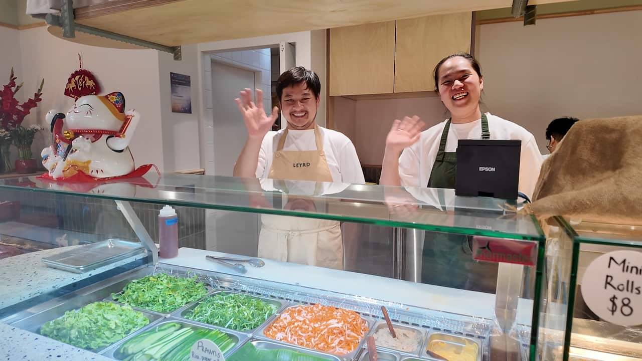 Hai vợ chồng chủ quán Hailey và Charlie.jpg