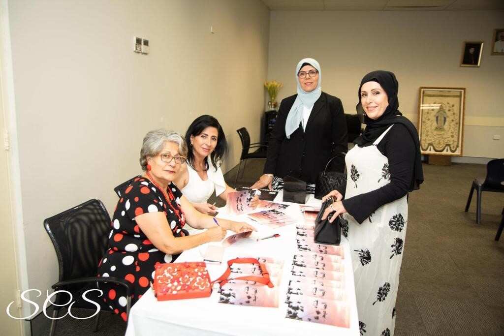 سعدى جرمانوس مع مجموعة من الشعراء.jpg