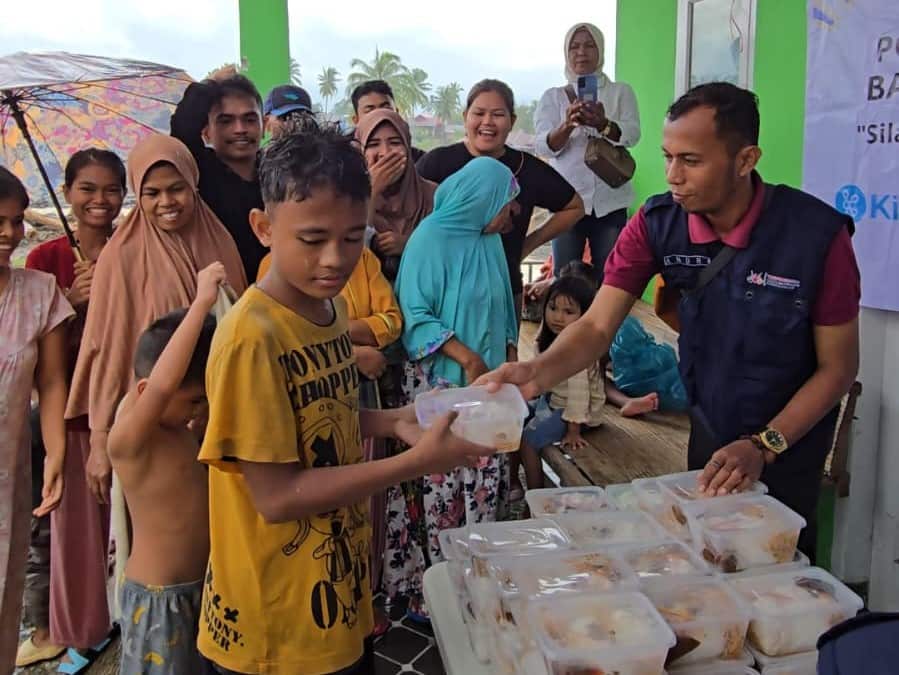 Yayasan Badoncek Mambangun Nagari membagikan makanan siap santap bagi korban bencana.foto dok YBMN.jpeg