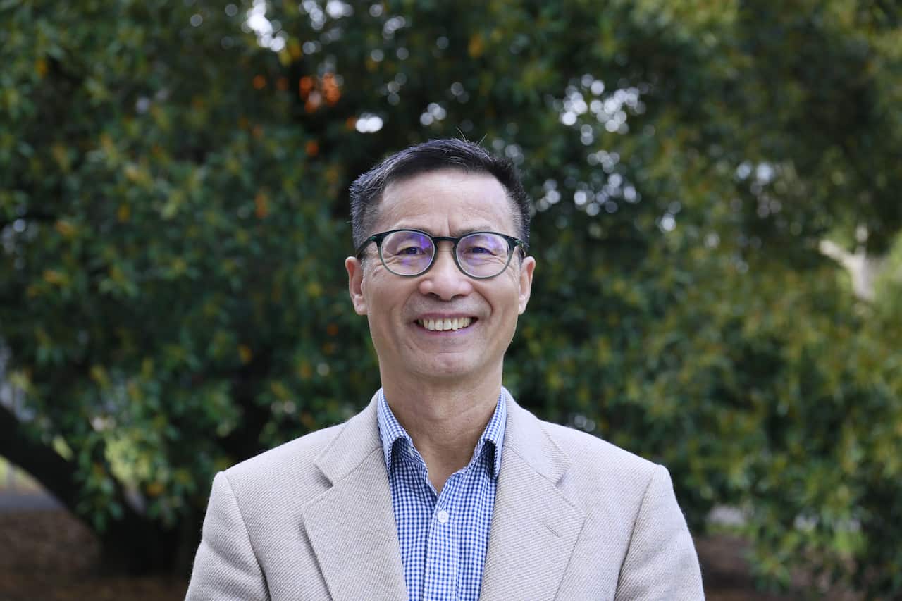 迪肯大学人文与社会科学学院阿尔弗雷德·迪肯特聘教授、国际关系讲席教授何包钢博士.JPG