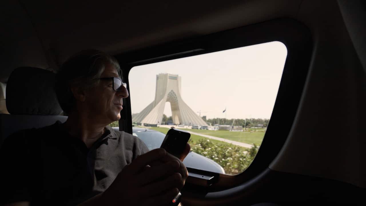 Tehran Azadi Tower.jpg