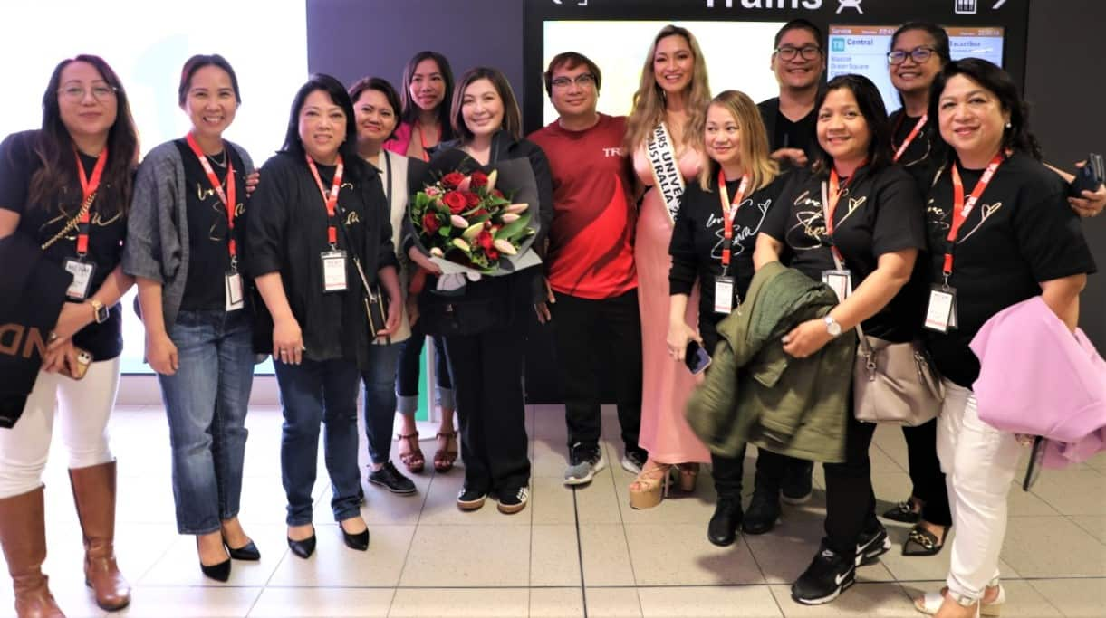 Sharon Cuneta (holding a bouquet of flowers) was welcomed by members of the Filipino community in Sydney during her 'Love Sharon' concert in October.