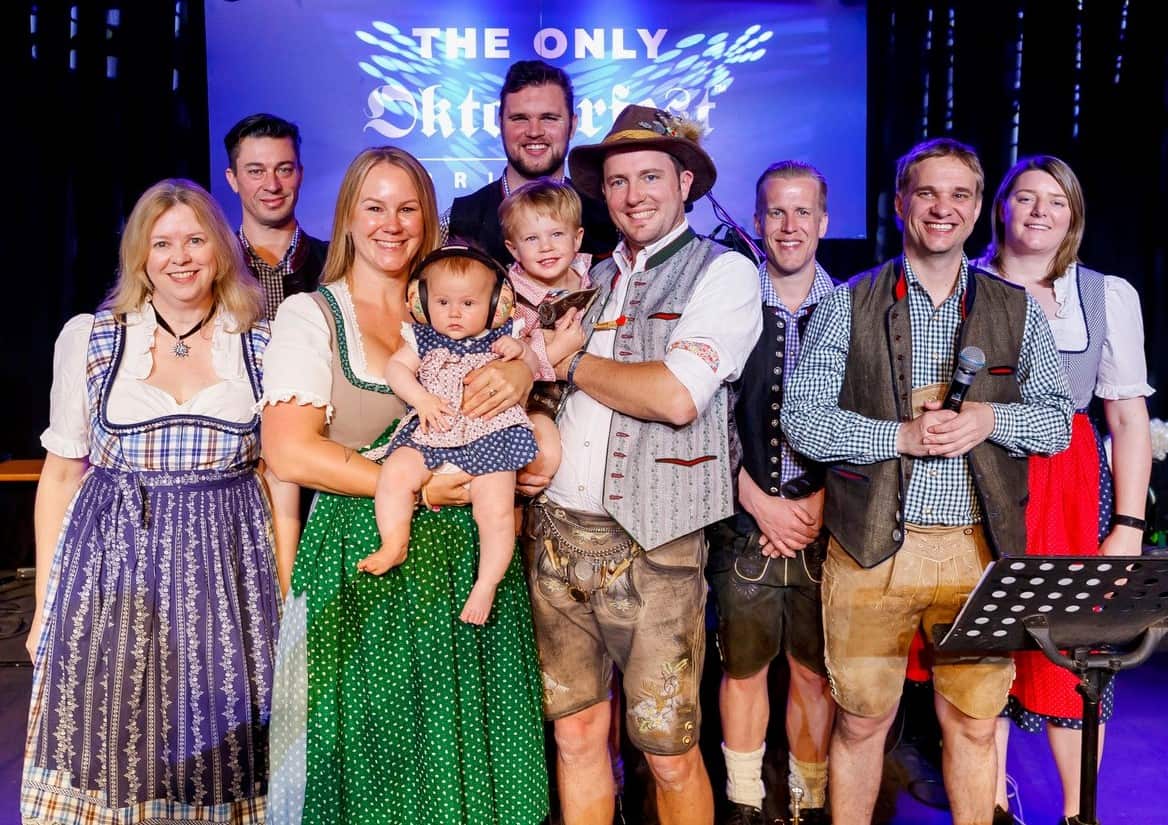 Katharina Oktoberfest Gruppe edit.jpg