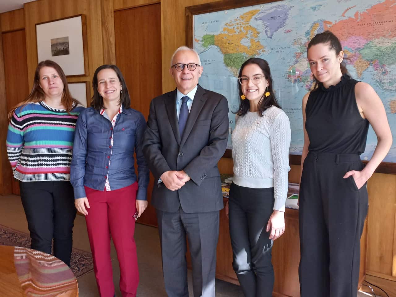 Embaixador e cientistas.jpg