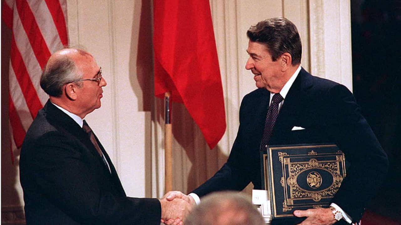 Mikhail Gorbachev with the then US president Ronald Reagan.jpg