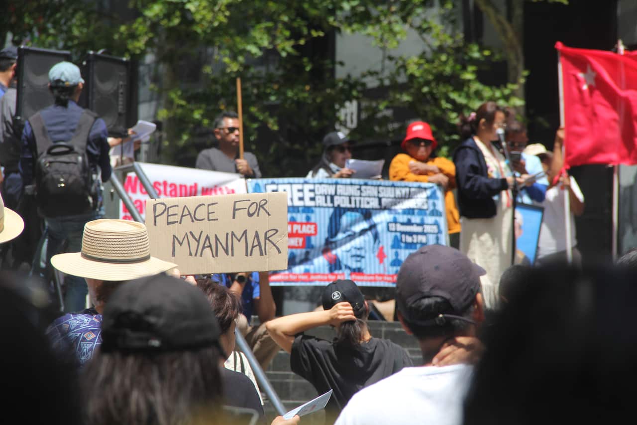 悉尼马丁广场上，手写标语“缅甸和平”高举空中。