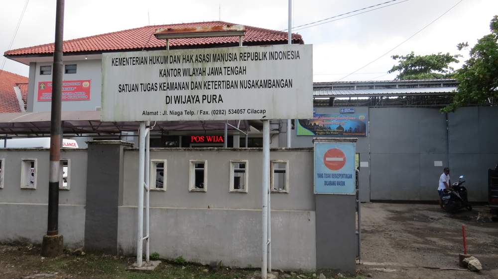 A new wall at Wijaya Pura Quay opposite prisoners' arrivals and departures on Nusakambangan has mostly obscured the prison island. (Photo: Deborah Cassrels) A new wall at Wijaya Pura Quay opposite prisoners' arrivals and departures on Nusakambangan has mostly obscured the prison island. (Photo: Deborah Cassrels)