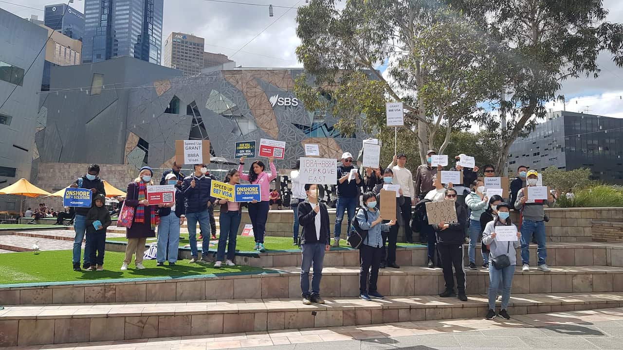 Manifestanti contro i ritardi dei visti a Federation square, Melbourne,