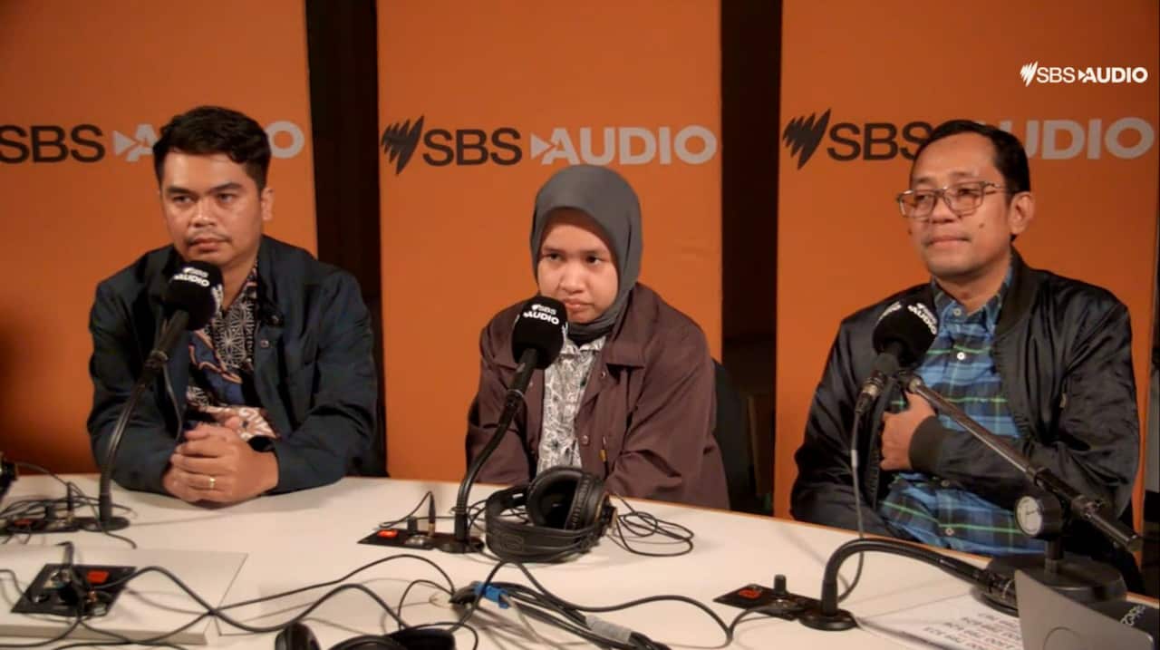 At the studio: from left: Bpk Luky Leonard CNBC, Ibu Aulia Damayanti DetikCom, Bpk Sigit Tri Santoso Liputan 6