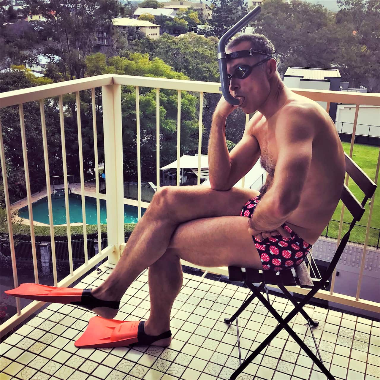 Stefano Zerbini in una posa buffa, seduto sul baclone con pinne, maschera e boccaglio