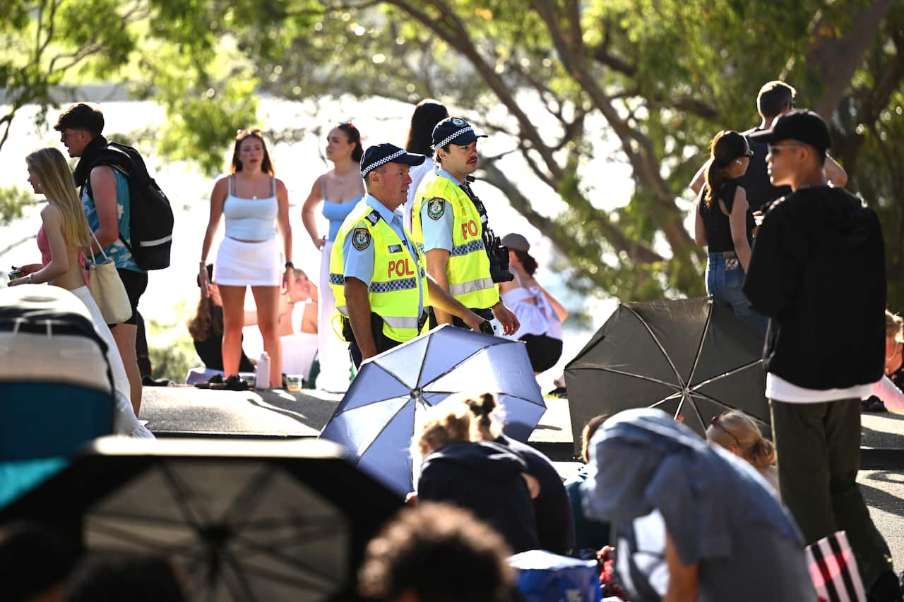 Dois policiais no meio da multidão