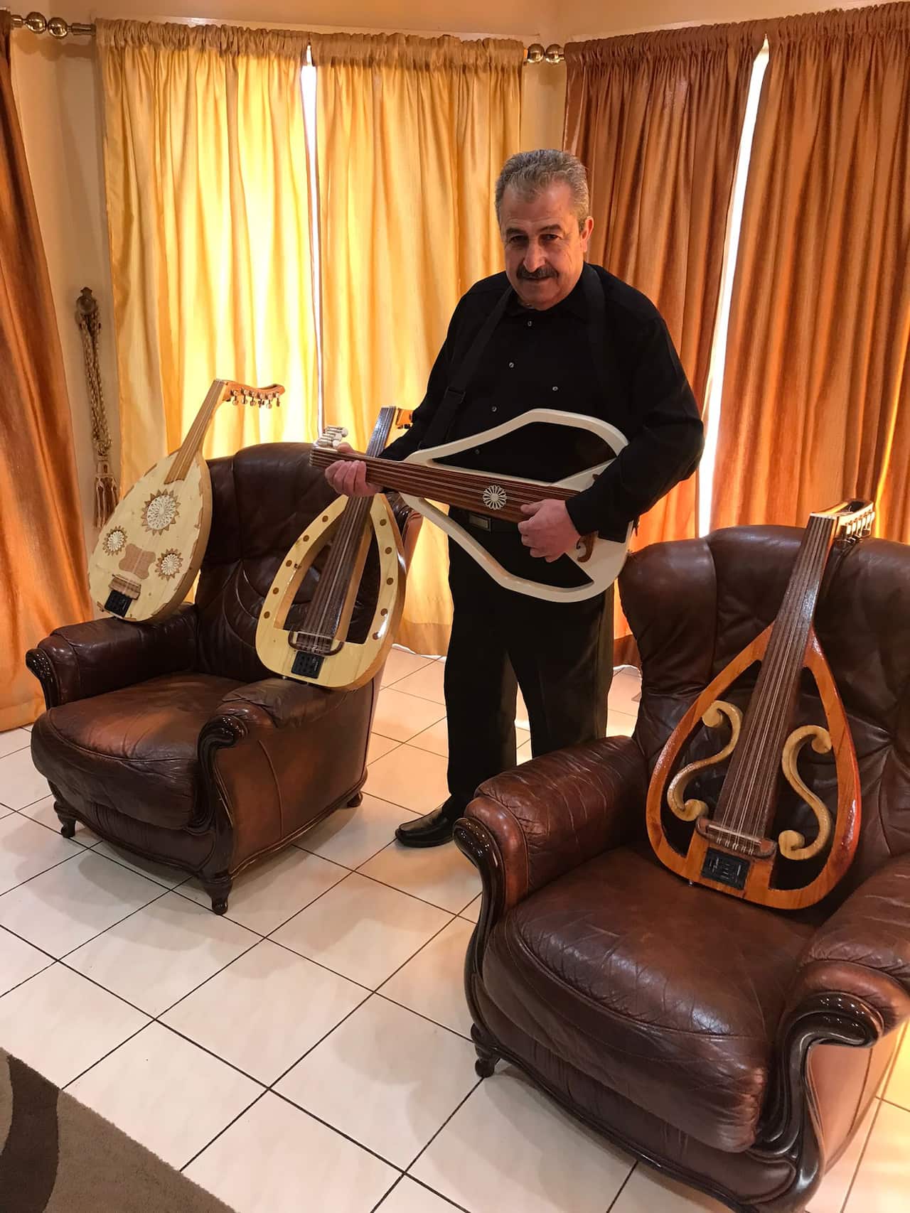 عبد القادر مع الأعواد.JPG