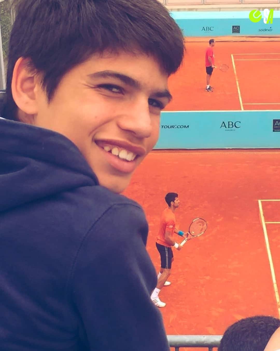 Carlos Alcaraz observa a Novak Djokovic durante un entrenamiento en 2016 (Facebook).jpg