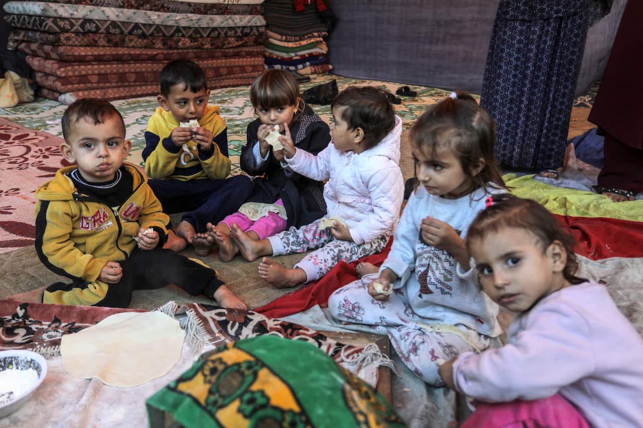 Palestinian children eating bread