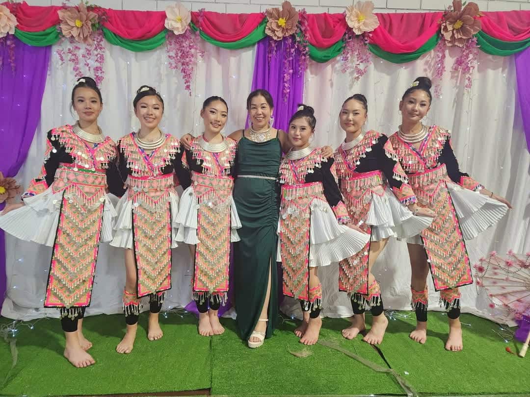 Ntxhais Hmoob hnav khaub ncaws Hmoob xyoo tshiab 2024-25 (Ntsuab Zeb Vwj).jpg