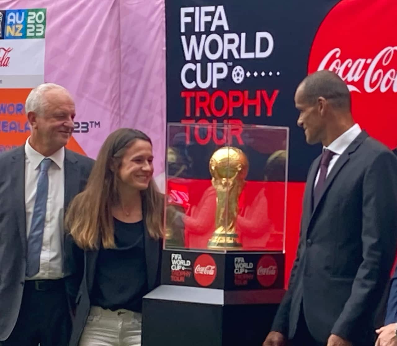 Arnold, O'Reilly, Rivaldo e troféu.jpg
