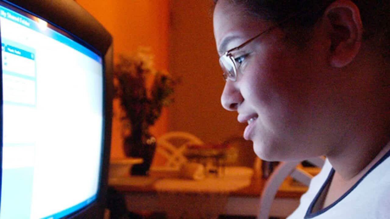 girl_download_computer_100203_B_ap_894550684