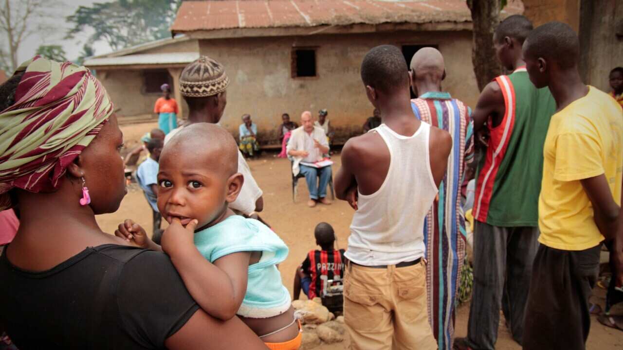 Epidemiologist Michel Van Herp explains to the population in Gbando what is Ebola and how to avoid transmission. (Photo: Joffrey Monnier/Médecins Sans Frontières)