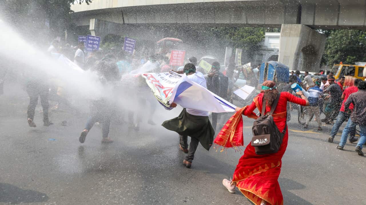 Bangladeshi job seekers attempt to besiege the government office in Dhaka