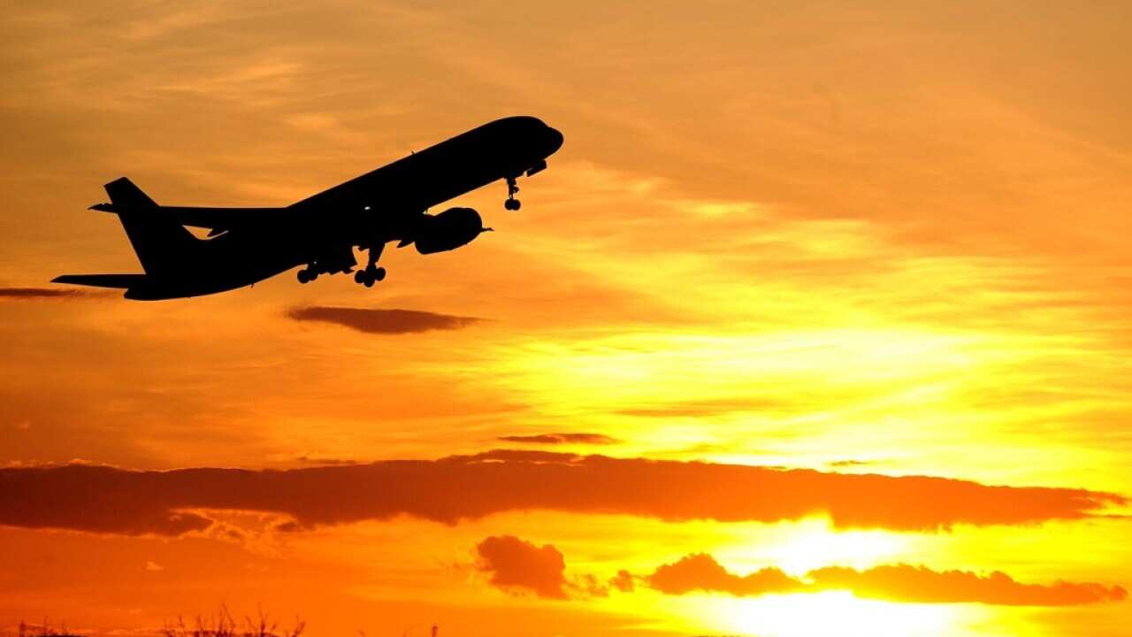 Which US airlines are flying over warzones?