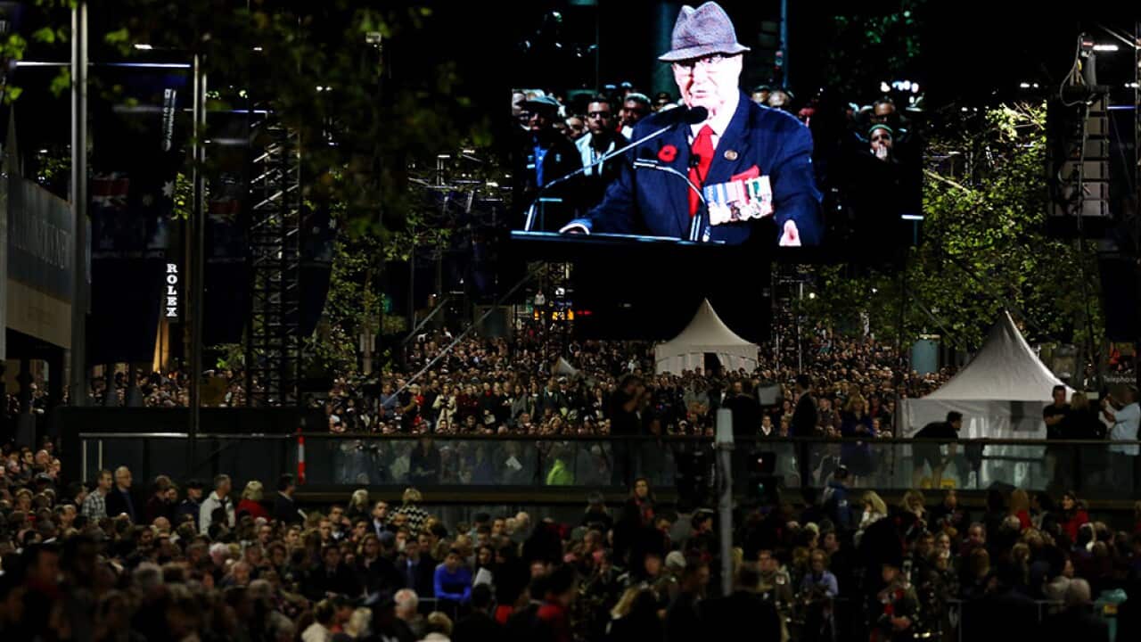 Thousands of people commemorate Anzac Day dawn