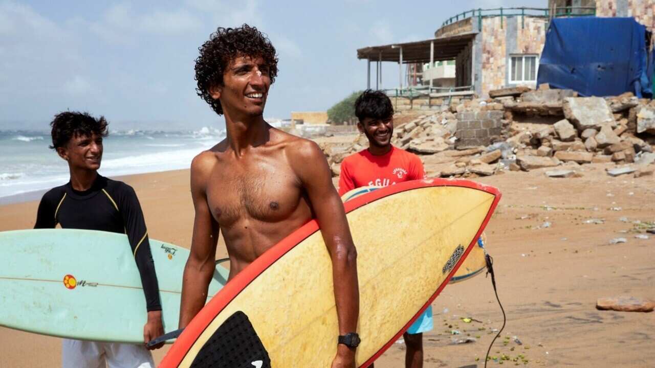 Attiq Ur Rehman (centre) (Reuters).jpg