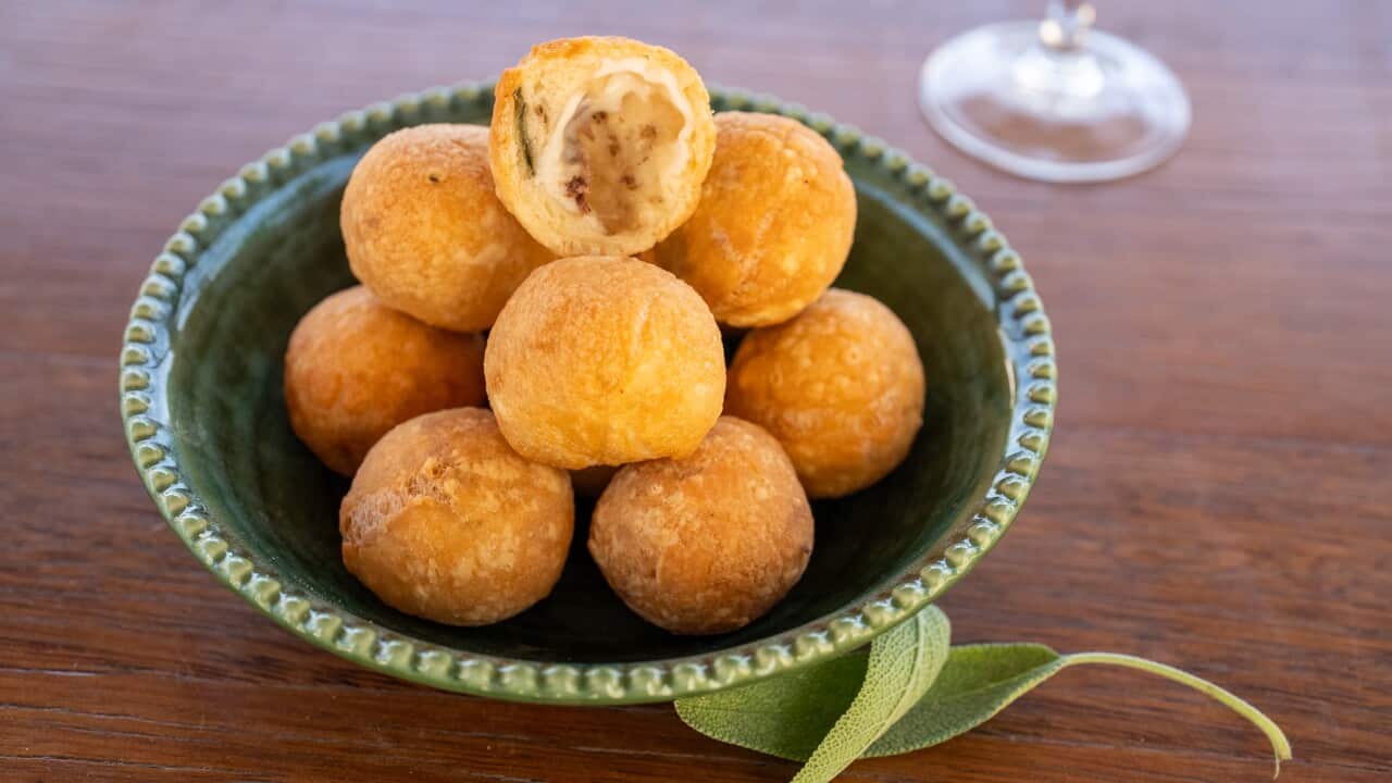 Mozzarella, sage and anchovy balls (Sfineğ)