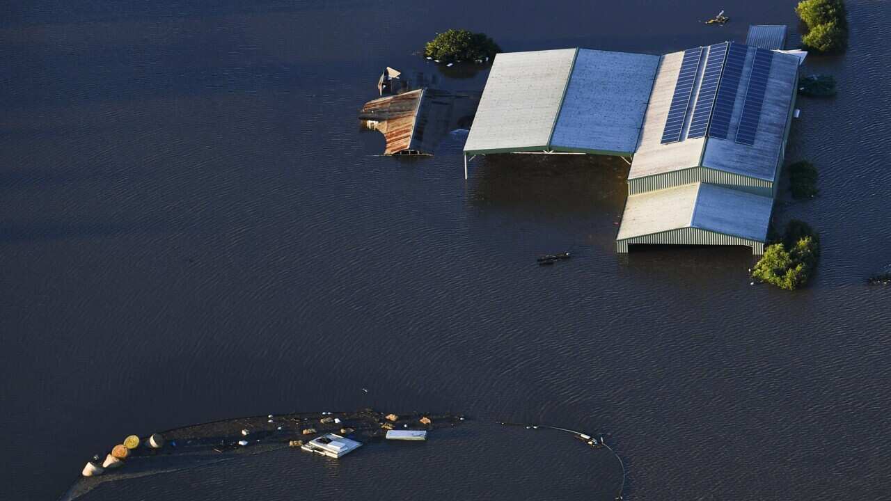 Helikopta yaonesha picha ya nyumba zilizo zama katika mafuriko, katika vijiji vya Windsor na Pitt Town karibu ya Hawkesbury River