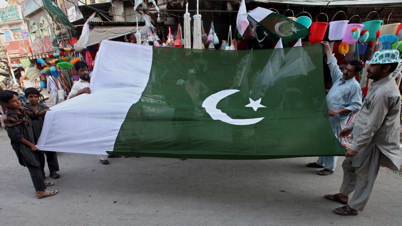 epa04349461 People buy national flags ahead of Independence Day celebrations in Peshawar, Pakistan, 11 August 2014. Pakistan marks its 67th Independence anniversary from British rule in 1947 on 14th August. EPA/ARSHAD ARBAB