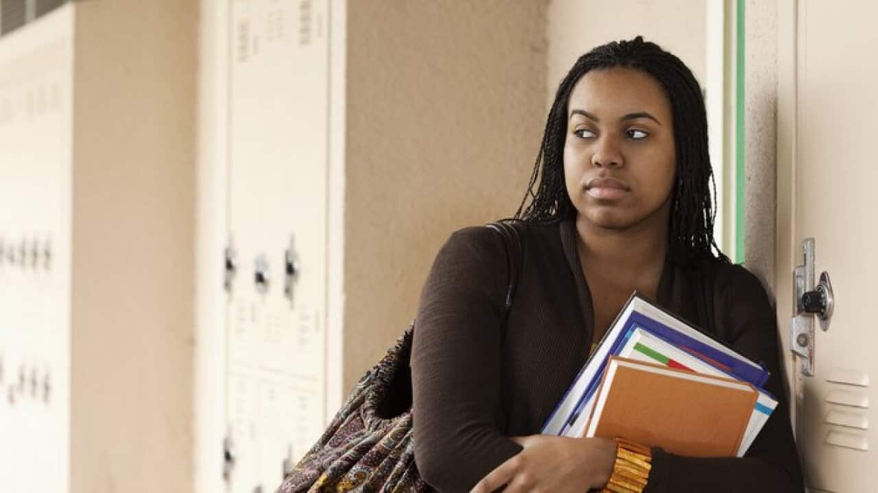 Mwanafunzi atekwa kwa mawazo nje ya darasa