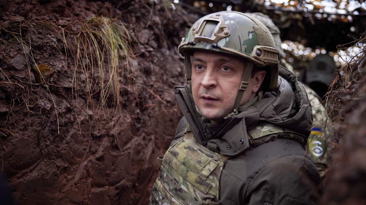 Il Presidente ucraino Volodymyr Zelensky visita una trincea al confine con la Russia
