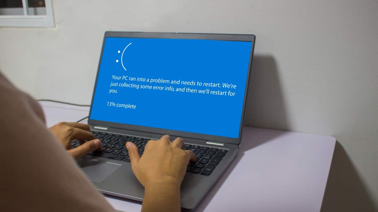 Laptop computer showing its blue screen with blue screen of death.
