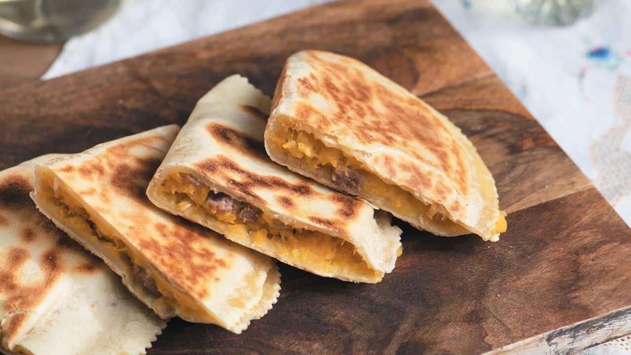 Bread pockets with pumpkin, potato and pork sausage (piadina)