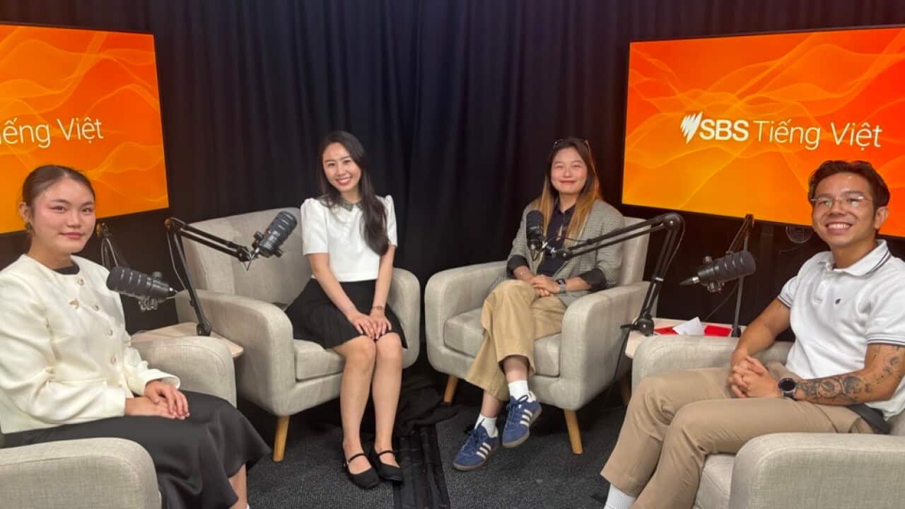 Ba bạn du học sinh Khánh Linh, Bảo Trâm và Duy cùng chơi Truth or Dare qua những bao lì xì Tết