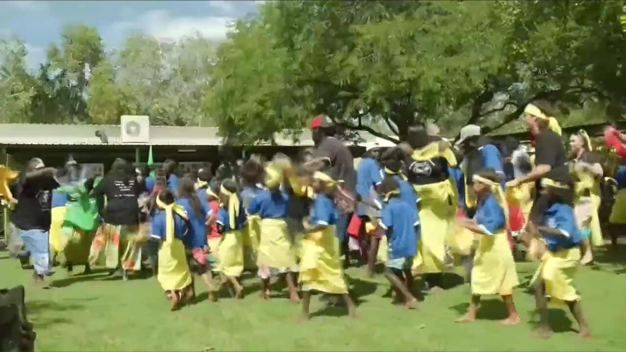 Yirrkala okulunda kutlama (SBS).jpg