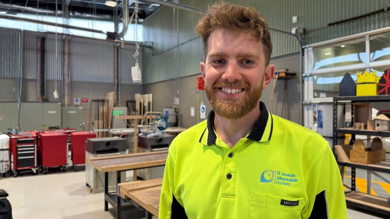 Marangoz çırağı Cedrick Smith, şantiyede kullanmak üzere beceriler geliştirmek için bir dil, okuma-yazma ve aritmetik koçuyla çalıştı_SBS.jpg