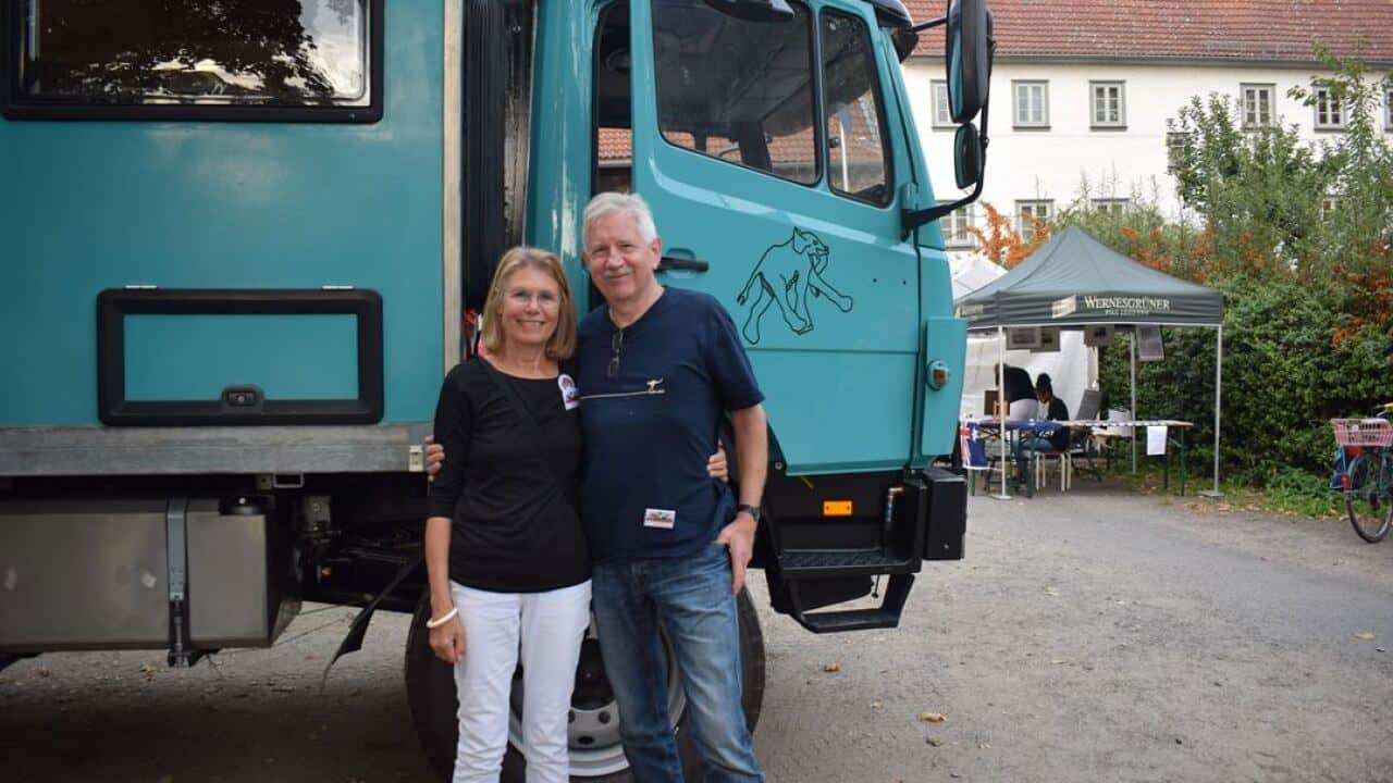 Karin und Bernhard Frölich und ihr Mercedes-LKW in türkiser Farbe