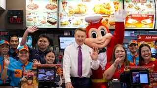 Australian Ambassador Marc Inness-Brown recently met with Jollibee founder Dr. Tony Tan Caktiong and JFC executives to discuss the company’s domestic and global expansion plans.