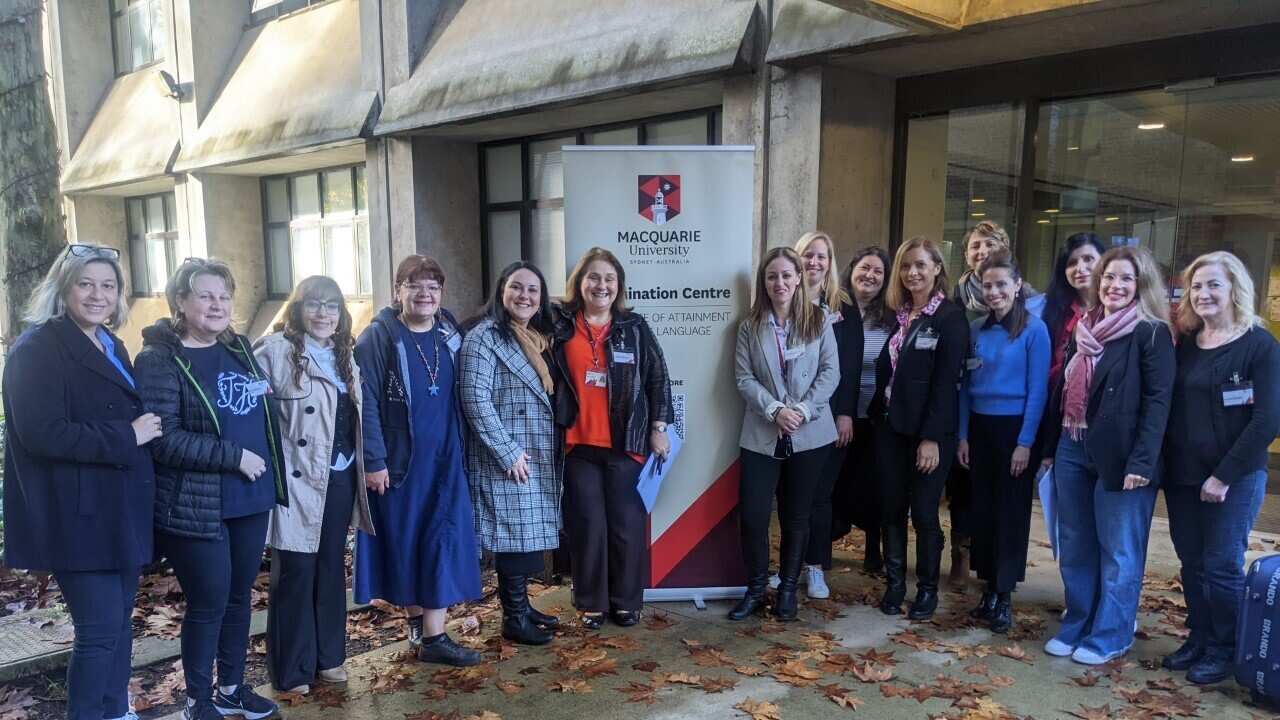 Δρ Πατρίσια Κορομβόκη με συναδέλφους της.jpg