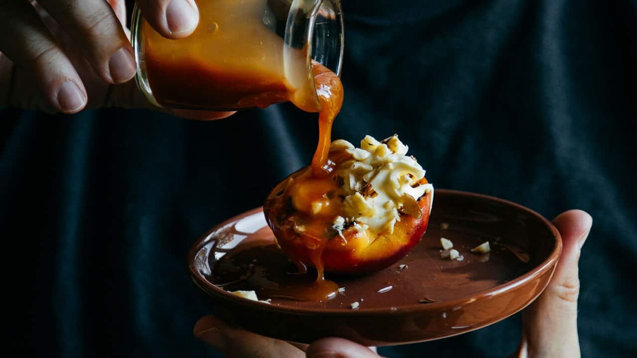 Grilled peaches with mascarpone and caramel