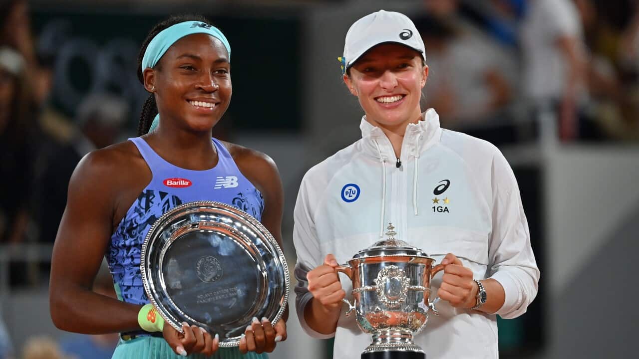 La numero 1 del mondo e vincitrice del Roland Garros Iga Swiatek (a destra) posa accanto alla finalista, la 18enne statunitense Coco Gauff