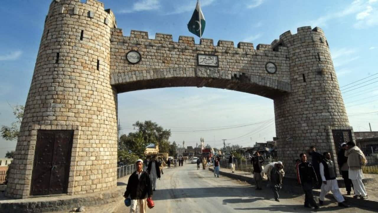 Pakistani tribesmen cross the Bab-e-Khyb