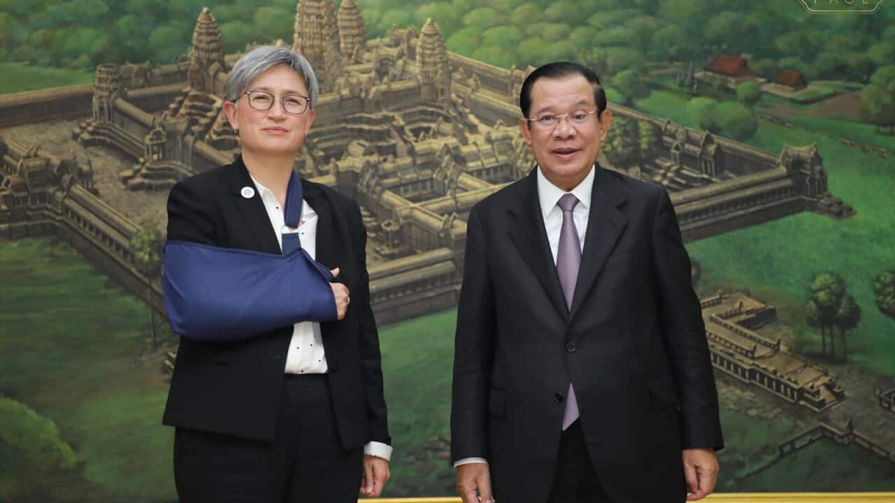 Australian Foreign Minister Penny Wong (L) and Cambodian PM Hun Sen (R).jpg