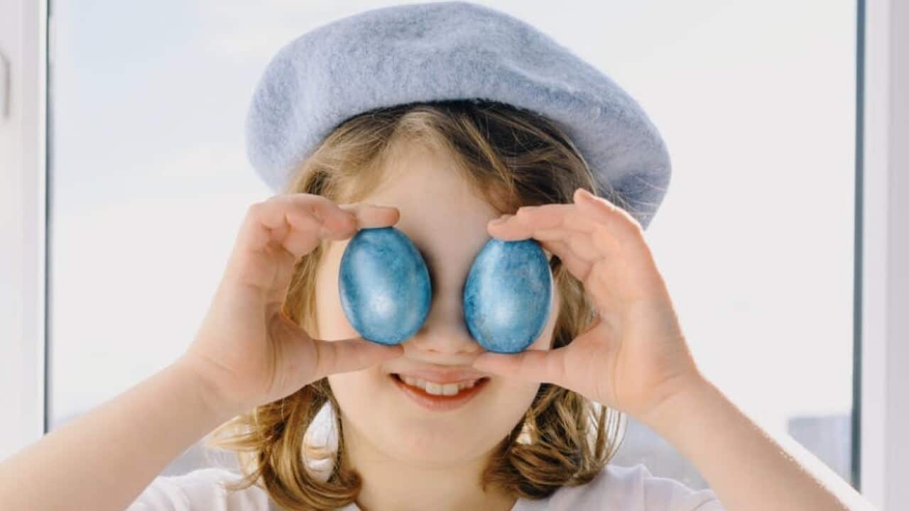 Un'attività da fare con i bambini durante l'isolamento: preparare un salame al cioccolato con le uova di Pasqua avanzate.