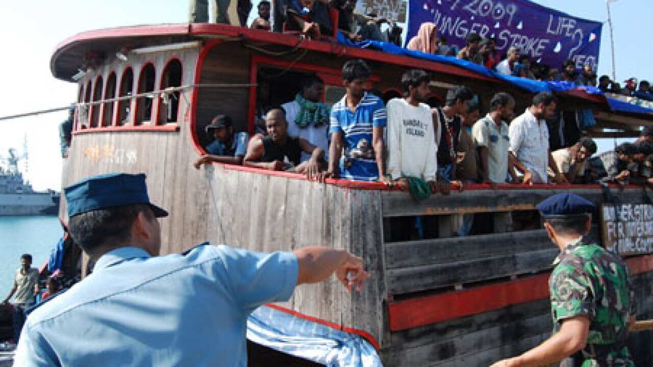 100418_asylumseekers_indonesia_B_aap_95966923