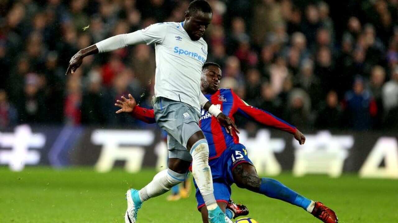 Everton's Oumar Niasse (left) and Crystal Palace's Jeffrey Schlupp.