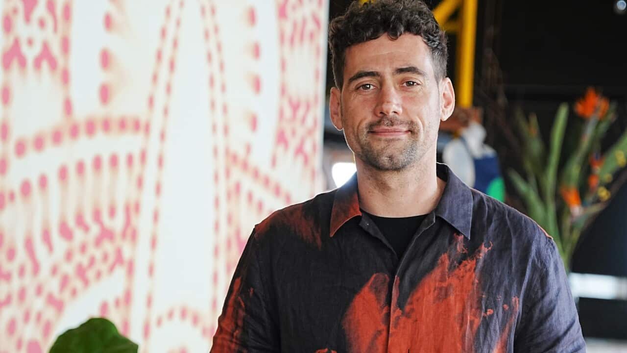 Chef Chris Jordan teaches young Indigenous people about native foods and their uses (SBS-Jesmine Cheong).jpg