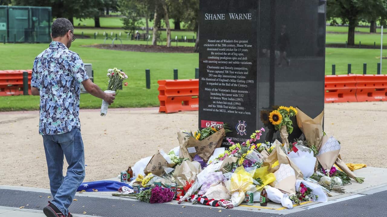 Mashabiki waweka maua chini ya sanamu ya marehemu Shane Warne